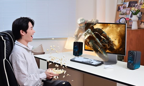▲ 삼성전자 모델이 국내 최초 무안경 3D 게이밍 모니터 ‘오디세이 3D’를 체험하고 있다./사진=삼성전자