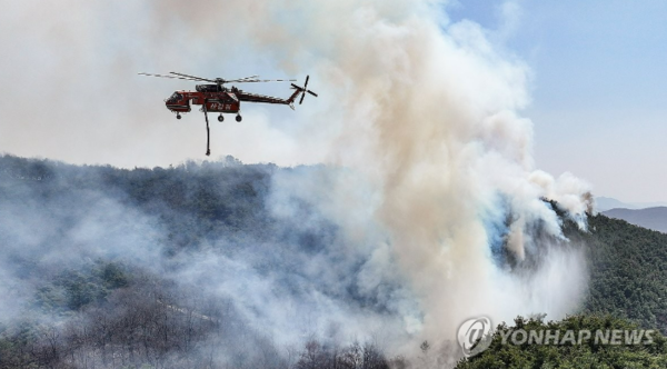 경북 의성군 대형 산불 발생 이틀째인 23일 의성군 산불 발화지점 인근 야산에서 산림청 헬기가 산불 진화를 하고 있다./사진=연합뉴스