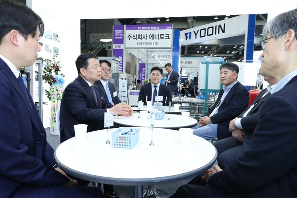 지난 21일 일산 킨텍스에서 개최된 ‘2025 워터코리아’에서 윤석대 한국수자원공사 사장(왼쪽 가운데) 및 대전상공회의소, 물·기후테크 기업, 투자기관 관계자들이 간담회를 갖는 모습. /사진=한국수자원공사