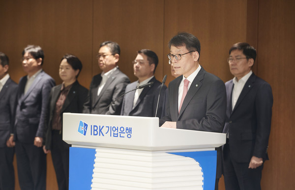26일 IBK기업은행 본점에서 열린 확대간부회의에서 김성태 은행장이 사과문 및 쇄신 계획을 발표하고 있다./사진=IBK기업은행