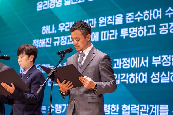 김진국 플레인비트 대표가 산업부 수출바우처 사업 운영기관-참여기업간 협약 체결식에서 서비스 분야 대표기업으로 참여해 윤리·청렴 선언을 하고 있다./사진=플레인비트