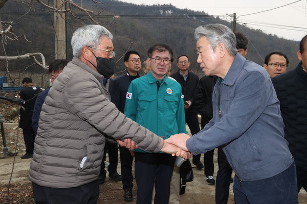 강호동 농협중앙회 회장은 28일 경북 의성, 청송, 영양 등 산불 피해 현장을 방문해 피해 상황을 점검하고 지원 방침을 밝혔다. /사진=농협중앙회 제공