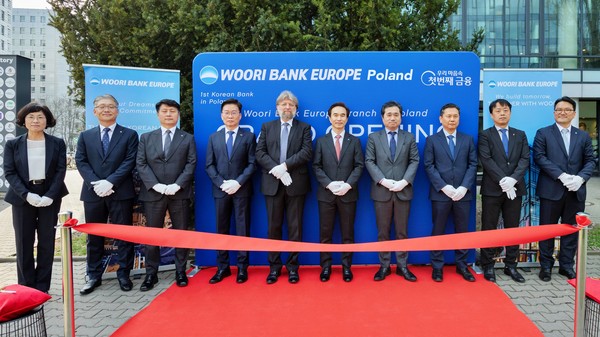 (왼쪽부터) 유럽우리은행 정현숙 법인장, LG전자 김유선 폴란드법인장, 한국항공우주산업 이원혁 유럽법인장, 현대로템 서준모 유럽방산법인장, 피오트르 오스타셰프스키 前주한 폴란드대사, 우리은행 류형진 글로벌그룹장, 임훈민 주폴란드 대한민국 대사, KOTRA 이정훈 바르샤바무역관장, SK IET 박병철 폴란드법인장, 유럽우리은행 이정우 폴란드지점장이 개점식에 참석해 기념촬영을 하고 있다. /사진=우리은행