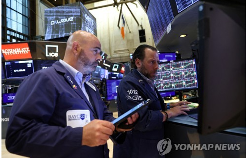 뉴욕증권거래소(NYSE) 입회장의 트레이더들의 모습/사진=연합뉴스