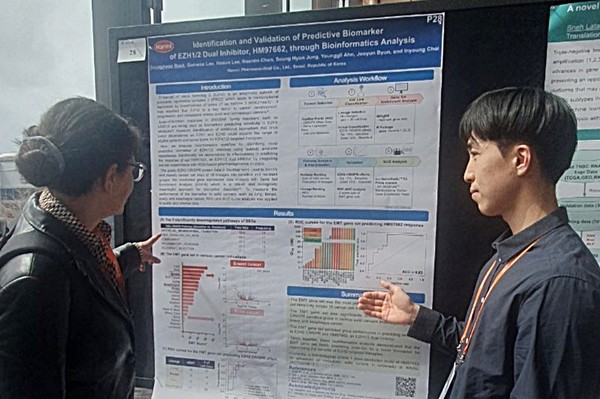 한미약품 R&D센터 백승헌 연구원(오른쪽)이 4일(현지시각) 열린 ‘2025 Bio-IT World Conference & Expo’에서 차세대 항암 신약 ‘EZH1/2 이중 저해제(HM97662)’의 주요 연구 내용이 담긴 포스터를 토대로 참석자에게 설명하고 있다./사진=한미약품