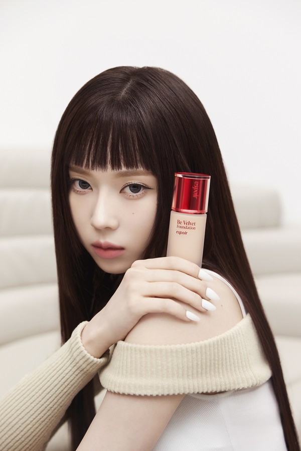 에스파 윈터가 결점 없는 피부와 풀뱅 스트레이트 헤어로 시크한 매력을 뽐낸 화보를 공개했다./사진=에스쁘아