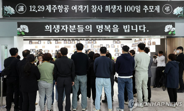 제주항공 여객기 참사 100일째인 7일 오후 전남 무안국제공항에서 유가족들이 분향소 제단에 '봄꽃화단'을 설치를 마치고 추모시간을 갖고 있다. /사진=연합뉴스
