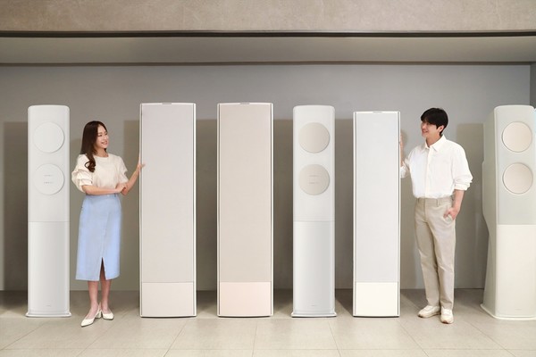 ▲ 삼성전자 모델이 2025년형 가정용 AI 에어컨 라인업을 소개하고 있다./사진=삼성전자