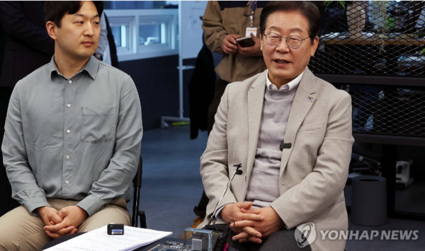 더불어민주당 이재명 대선 예비후보가 14일 서울 강남구 퓨리오사AI에서 백준호 대표 등 임직원들과 간담회를 하고 있다./사진=국회사진기자단/연합뉴스