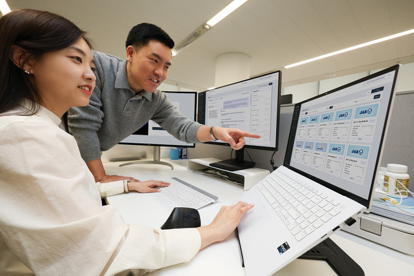 KT 직원들이 태국어 LLM 플랫폼 구축 프로젝트에서 개발한 LLM 운영 관리 환경 'LLM 옵스'를 테스트하고 있다./사진=KT