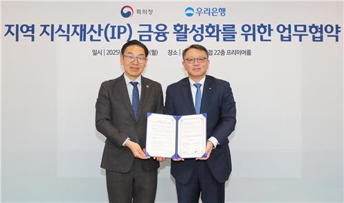 정진완 우리은행장(오른쪽)과 김완기 특허청장이 지난 14일 서울 중구 우리은행 본점에서 지역 지식재산 금융 활성화를 위한 업무협약을 체결한 후 기념촬영을 하고 있다. /사진=우리은행