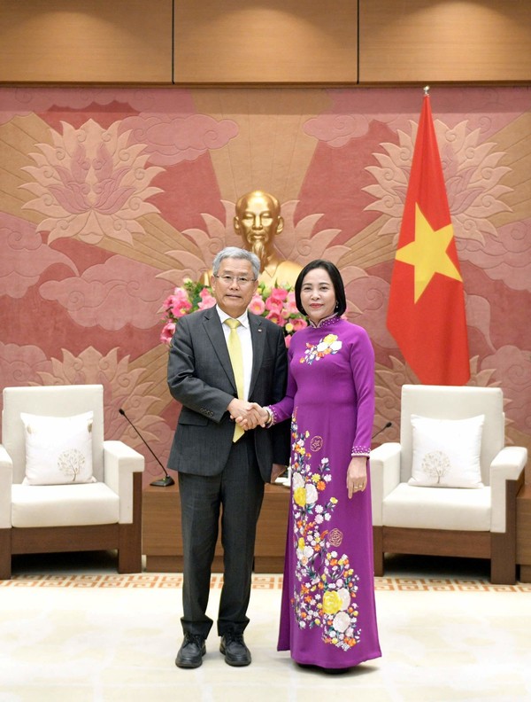 (왼쪽부터) 지난 11일부터 14일까지 열린 베트남 방문에서 김동철 한국전력공사 사장과 응우옌 티 타잉 베트남 국회부의장이 기념 사진을 찍는 모습. /사진=한국전력공사