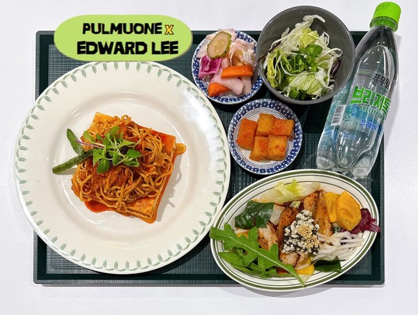풀무원푸드앤컬처는 세계적인 스타 셰프이자 풀무원 공식 앰버서더인 에드워드 리 셰프와 함께 특별 메뉴 이벤트를 17일 LG사이언스파크 사내식당에서 성공적으로 진행했다. 사진은 에드워드 리 셰프가 선보인 메뉴 ‘두부블록 고추장 파스타’와 ‘묵은지 항정살 샐러드’