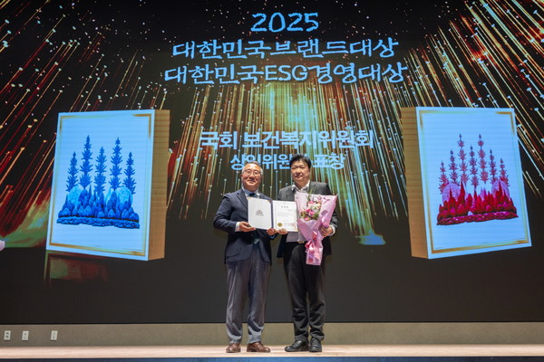  2025 대한민국브랜드대상에서 아이앤나 이경재 대표(우)가 수상 후 기념촬영하고 있다. /사진=아이앤나