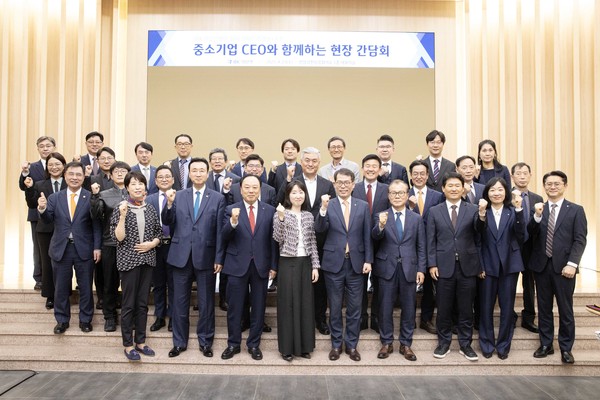  23일 안양과천상공회의소에서 열린 중소기업 현장 간담회에서 김성태 IBK기업은행장(앞줄 왼쪽에서 다섯 번째)이 중소기업 대표들과 기념촬영을 하고 있는 모습/사진= IBK기업은행