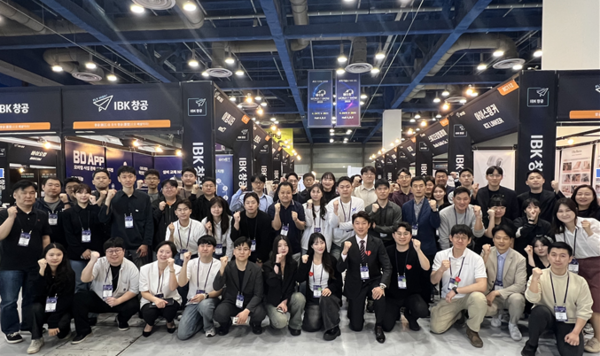 지난 24일 서울 강남구 코엑스에서 열린 2025 월드IT쇼(WIS)에서 IBK창공 참여기업 관계자들이 기념촬영을 하고 있는 모습/사진=기업은행