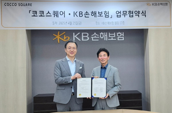 KB손해보험(대표이사 사장 구본욱)은 25일 오전, KB손해보험 본사에서 반려동물 프리미엄 라이프스타일 브랜드인 코코스퀘어와 펫보험 상품 및 서비스 연계를 위한 전략적 업무협약을 체결했다. 협약을 체결하며 KB손해보험 이용무 디지털사업부문장(오른쪽)과 코코스퀘어 하성동 대표(왼쪽)가 기념촬영을 하고 있다./사진=KB손해보험