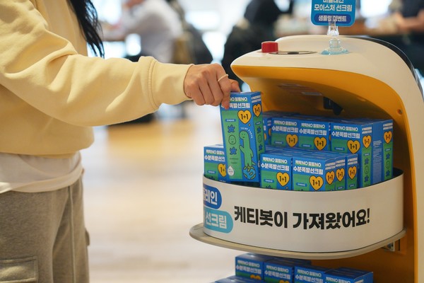 브이디컴퍼니의 ‘케티봇’이 패스트파이브 서울숲점에서 입주사 및 방문객을 대상으로 이동형 광고와 함께 제품 샘플링을 진행하고 있다./사진=브이디컴퍼니