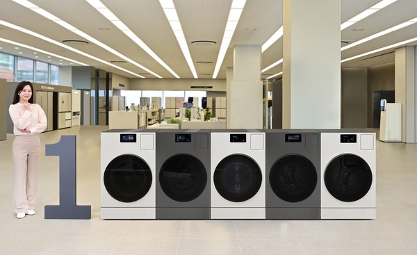 ▲ 삼성전자 모델이 누적 판매량 10만 대를 돌파한 ‘삼성전자 AI 콤보’ 세탁건조기를 소개하고 있다./사진=삼성전자