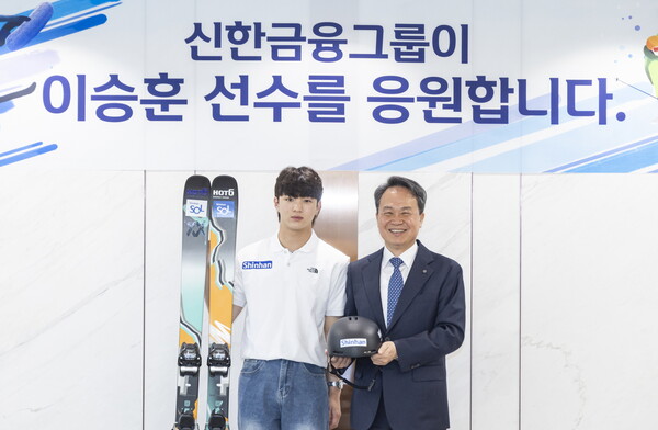 지난달 30일 서울시 중구 신한금융 본사에서 열린 후원 계약식에서 진옥동 신한금융그룹 회장(오른쪽)과 이승훈 선수가 기념촬영을 하고 있다. /사진=신한금융그룹