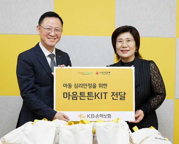 지난 1일 경기도 의정부시 클나무지역아동센터에서 ‘마음튼튼 KIT 전달식’을 진행하며, KB손해보험 스타즈 배구단 황인석 단장(왼쪽)과 의정부지역아동센터연합회 권경미 회장(오른쪽)이 기념사진을 찍고 있다./사진=KB손해보험