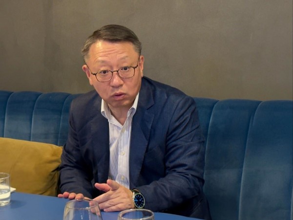 정진완 우리은행장이 지난 4일 오후(현지시간) 이탈리아 밀라노에서 기자들과 만나 폴란드 바르샤바 지점 운영 계획에 대해 설명하고 있다. /사진=한국은행 제공. /연합뉴스