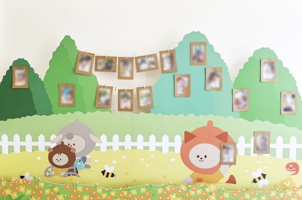 가정의 달(5월)을 맞아 새롭게 바뀐 그림 위에 아이들의 사진이 걸려있다/사진=한화