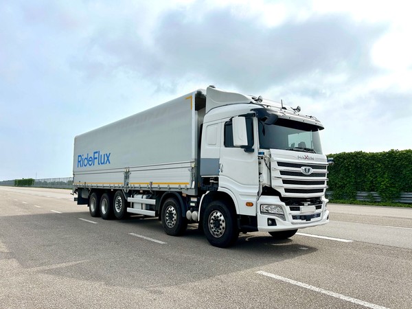 자율주행 소프트웨어가 적용된 25톤 화물트럭/사진=라이드플럭스