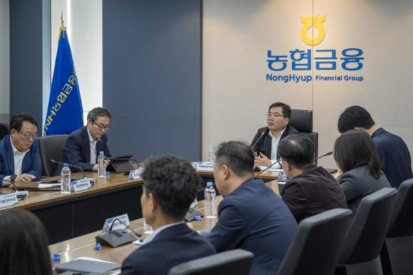 NH농협금융지주가 7일 서울 중구 본사에서 ‘제1차 농협금융 글로벌전략협의회’를 개최했다. 사진은 조정래 부사장이 글로벌전략협의회를 주재하는 모습/사진=NH금융지주