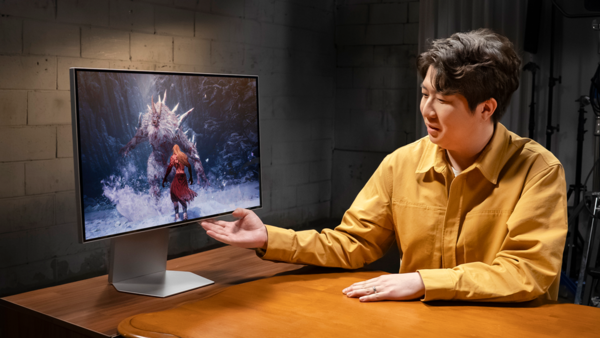 ▲ 몰입감 넘치는 3D 게이밍 경험을 위해 넥슨, 네오플과 협업하며 신작 ‘퍼스트 버서커: 카잔’을 3D로 구현해 냈다는 이태관 프로/사진=삼성전자