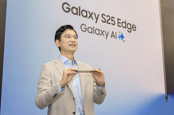'삼성 강남'에서 진행된 '갤럭시 S25 엣지' 공개 행사에서 삼성전자 한국총괄 임성택 부사장이 '갤럭시 S25 엣지'를 소개하는 모습/사진=삼성전자