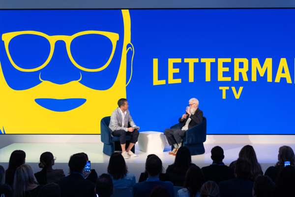 ▲ IAB 뉴프런트(New Fronts) 2025 행사에서 김상윤 삼성전자 영상디스플레이 사업부 부사장(왼쪽)과 유명 美 방송인 데이비드 레터맨(David Letterman)이 삼성 TV 플러스에 독점 채널을 론칭하게 된 배경에 대해 설명하고 있다./사진=삼성전자