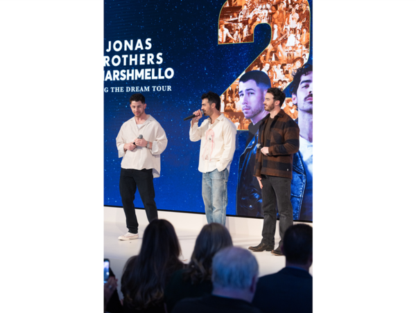 ▲ IAB 뉴프런트(New Fronts) 2025 행사에서 유명 밴드 조나스 브라더스(Jonas Brothers)이 삼성 TV 플러스와 협업하게 된 과정에 대해 이야기하고 있다./사진=삼성전자