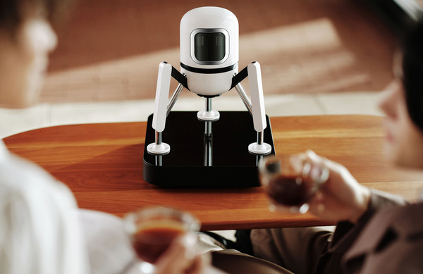 LG전자가 두 개의 커피 캡슐을 동시에 추출해 다양한 맛으로 블렌딩할 수 있는 신개념 커피머신 '듀오보'를 출시했다. 듀오보는 '아폴로 11호' 모티브의 디자인을 갖췄고, 제품에 탑재된 10.1형 디스플레이로 우주선 콘셉트 담은 전용 애니메이션을 보여주는 등 이색 재미를 더했다./사진=LG전자