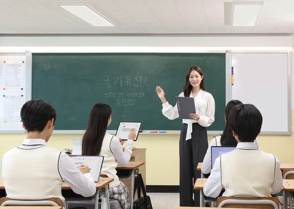 갤럭시 탭을 이용하며 수업을 진행하는 모습/사진=삼성전자