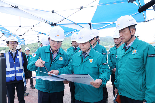 15일 충북 충주시 동량면 충주댐의 정상부에서 윤석대 한국수자원공사 사장(앞줄 오른쪽 두번째)이 시설현황 등에 대한 설명을 듣는 모습. / 사진=한국수자원공사
