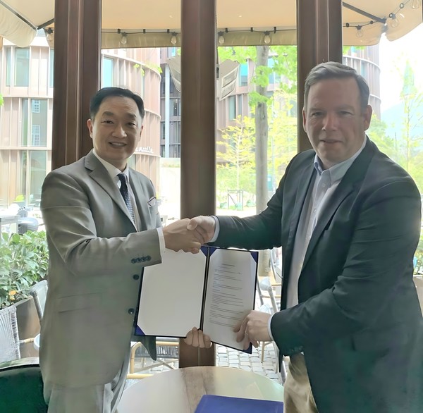 왼쪽부터 메텍홀딩스 CSO 스티브 김, 덴마크 BLF 스테펜 룬드 이사/사진=메텍