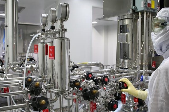 한미정밀화학 연구원이 고품질 원료의약품 생산을 위한 공정을 수행하고 있다./사진=한미약품그룹