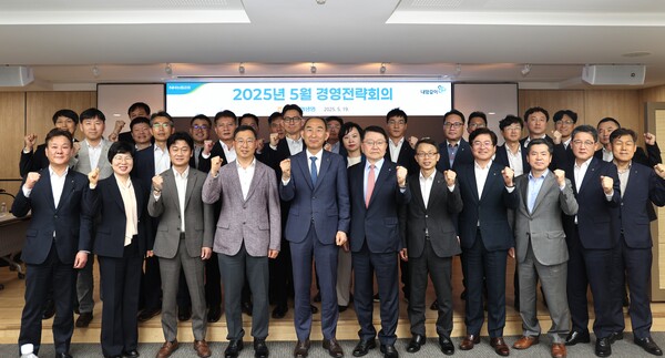 19일 서울 본사에서 열린 경영전략회의에서 박병희 NH농협생명 대표이사(앞줄 왼쪽 다섯 번째)와 임직원들이 긴며촬영을 하고 있다. /사진=NH농협생명 