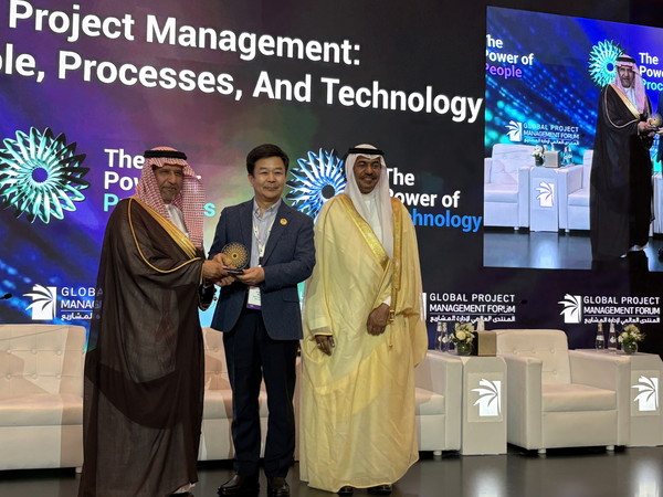 좌측부터 사우디 교통부장관 H.E. ENG Bader Bin Abdullah AlDulami, 중앙 룸테크놀로지 문영배 부사장, GPMF 의장 Badr Mohammed Burshaid, 행사 종료 후 감사패 수여장면/사진=로커스체인