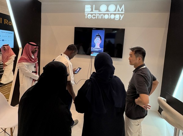 블룸테크놀로지(로커스체인) 부스에서 AI 아바타를 시연하는 이오그라운드 권혁일 대표/사진=로커스체인