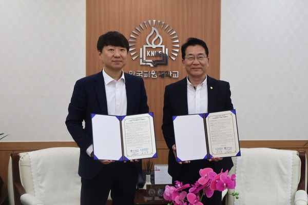 김현배 딥파인 대표(왼쪽)와 차우규 한국교원대학교 총장(오른쪽). /사진=딥파인