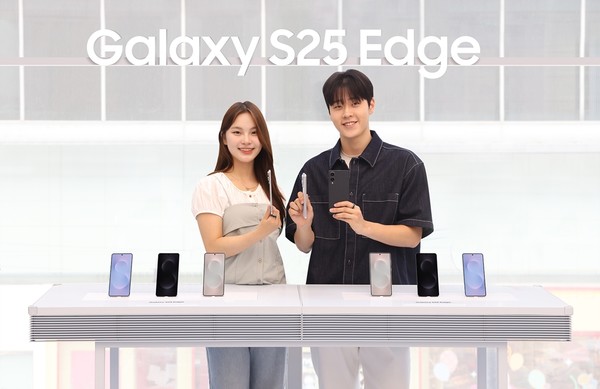 ▲ ‘삼성 강남’에서 ‘갤럭시 S25 엣지’를 소개하는 모습/사진=삼성전자