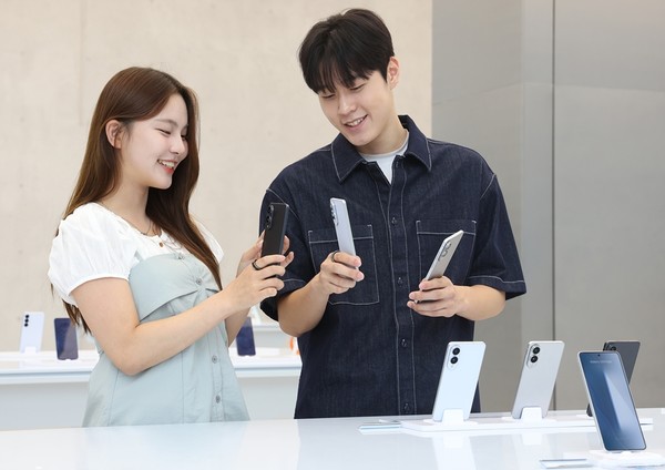 ▲ ‘삼성 강남’에서 ‘갤럭시 S25 엣지’의 초슬림 디자인을 체험하는 모습/사진=삼성전자