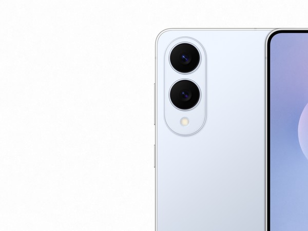 갤럭시 S25 엣지 티타늄 아이스블루의 모습/사진=LG유플러스