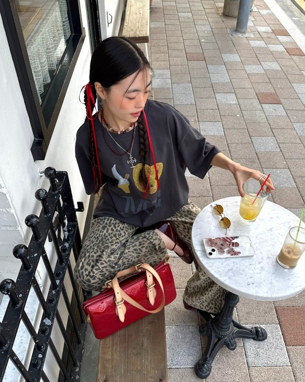 슈에띠즈-인플루언서-착장컷-그래픽 하프 슬리브 티셔츠/사진=코오롱Fnc