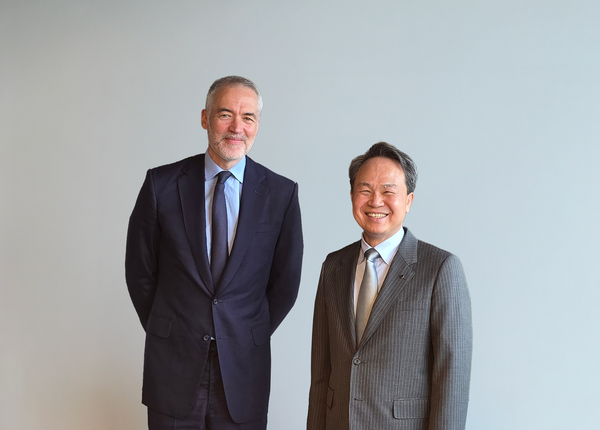 지난 20일 런던에서 (사진 오른쪽)진옥동 신한금융그룹 회장과 앤써니 굿맨 골드만삭스 인터내셔널 공동대표가 기념촬영을 하고 있다. /사진=신한금융그룹 