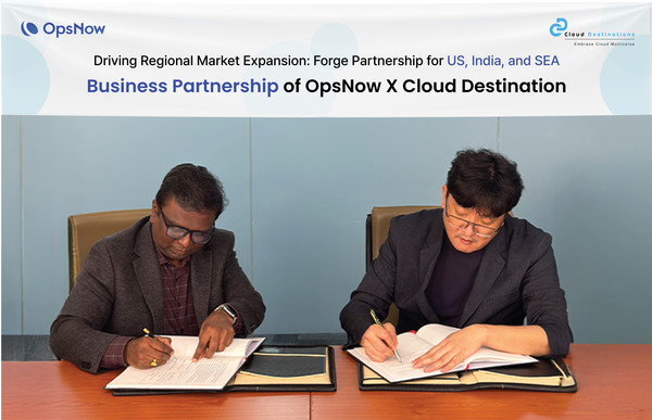 옵스나우 박승우 대표(오른쪽)와 클라우드 데스티네이션의 시바 다르마라즈(Siva Dharmaraj) 대표(왼쪽)가 전략적 파트너십을 체결하고 있다./사진=옵스나우