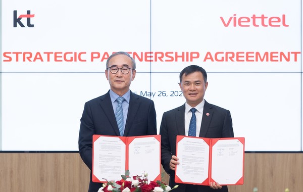 KT 김영섭 대표(왼쪽)와 비엣텔 그룹 따오 득 탕 회장 겸 CEO(오른쪽)가 26일 베트남 하노이 비엣텔 그룹 본사에서 AX 협력을 위한 전략적 파트너십을 체결하고 기념 사진을 촬영했다./사진=KT