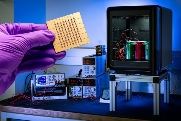   나노 박막 펠티어 소자와 고효율 펠티어 냉장고/사진=삼성전자